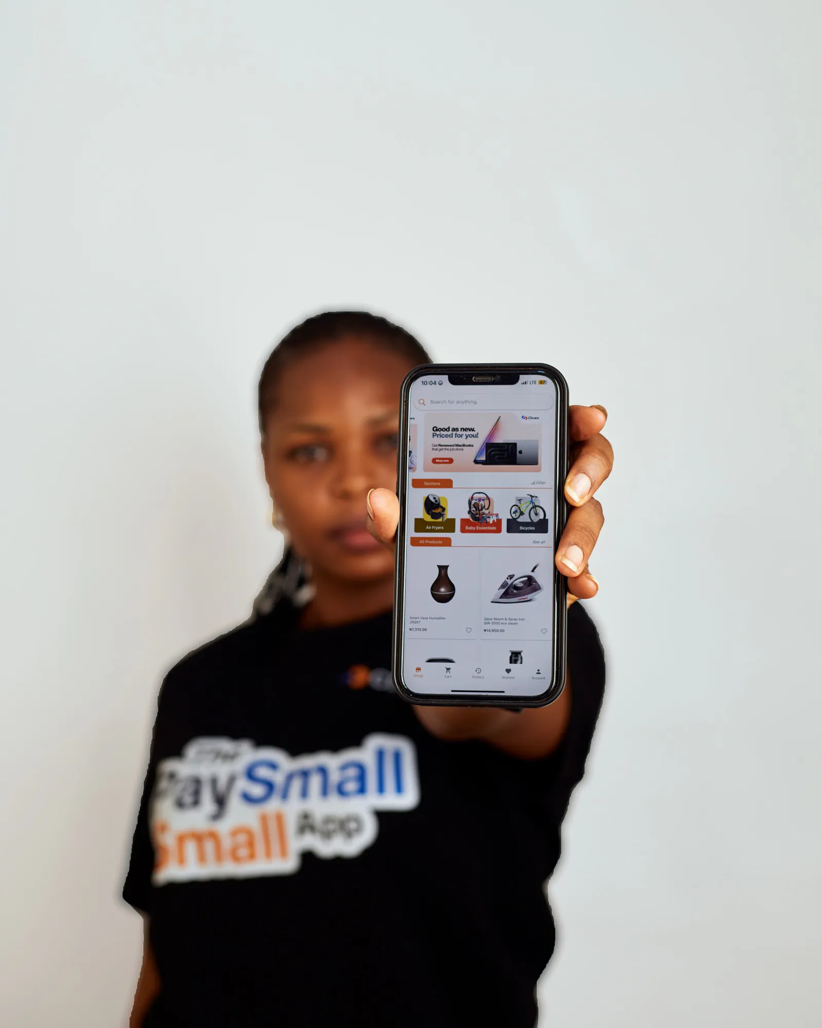 A CDcare customer presenting the CDcare app